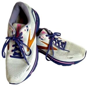 Brooks Ghost 15 Running Shoes. These Sneakers are amazing and lightweight. Sz 10